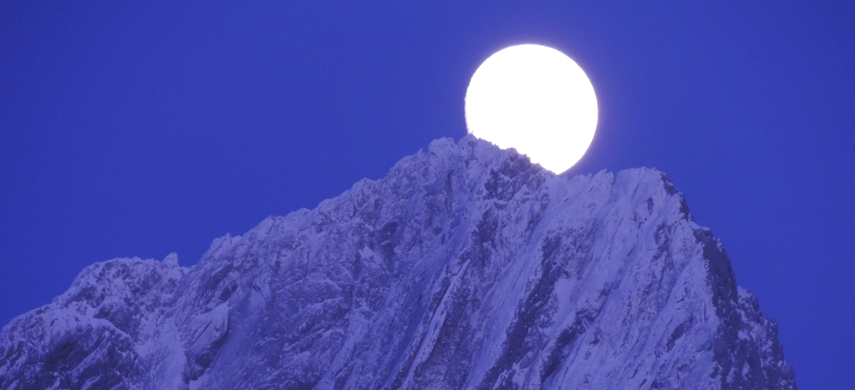 Aufgehender Mond über dem Torstein